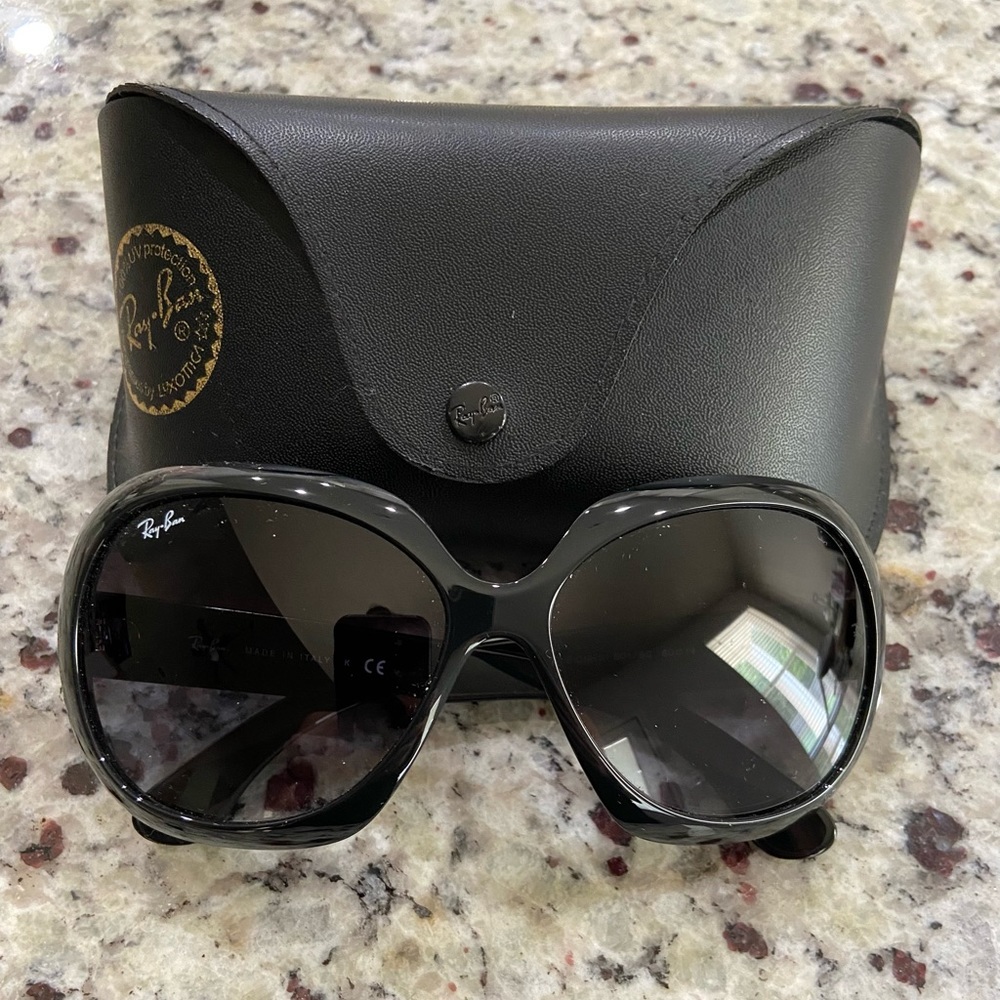 Like new RayBan Jackie Oh 2. Great condition, no scratches.